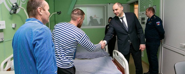 Денис Паслер посетил раненых в ходе выполнения СВО бойцов в Оренбургской области